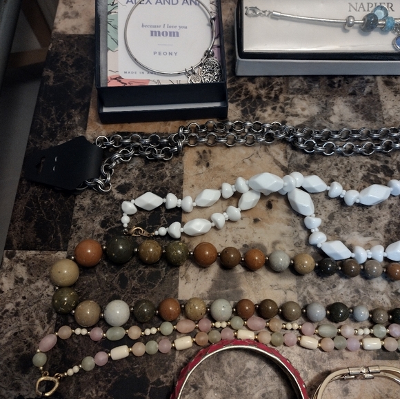 Jewelry Lot Necklaces, Bracelets, Earrings - Picture 2 of 8